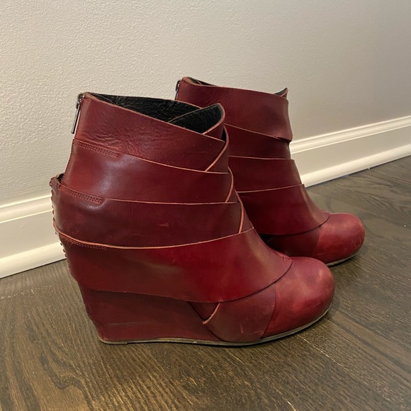 LD Tuttle The Haunt booties in Blood - Picture 2 of 7
